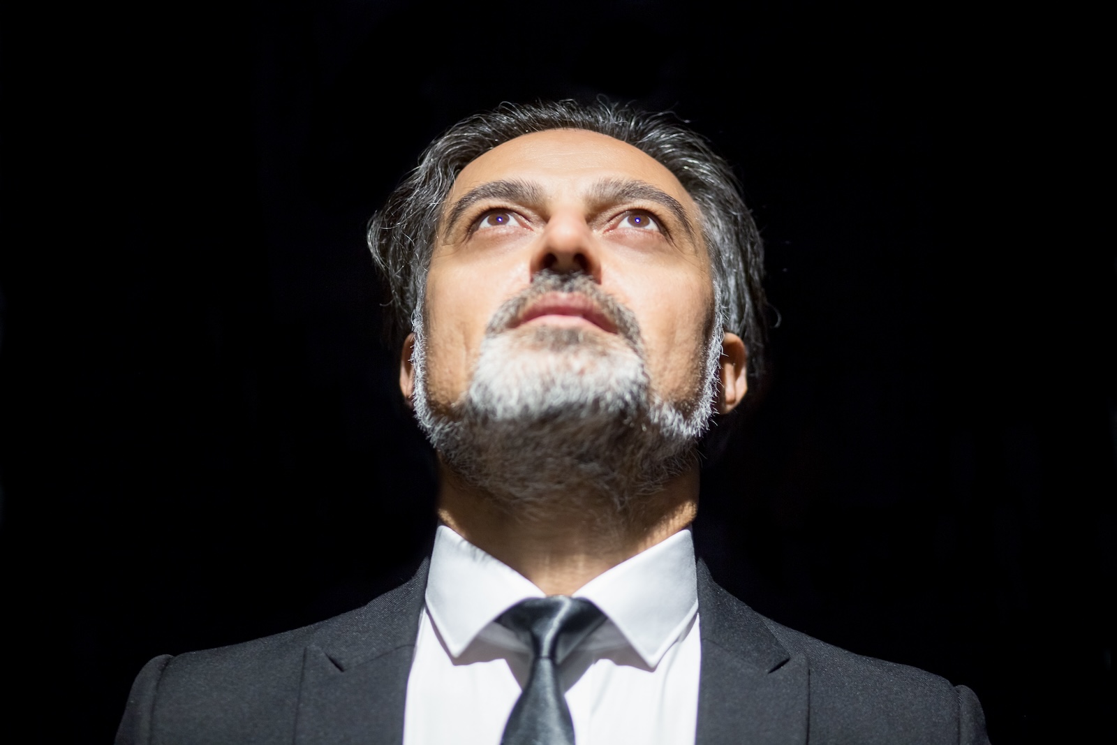 .uomo ammirante